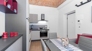 Appartamento, patio | Area soggiorno | TV a schermo piatto 35 pollici con canali digitali