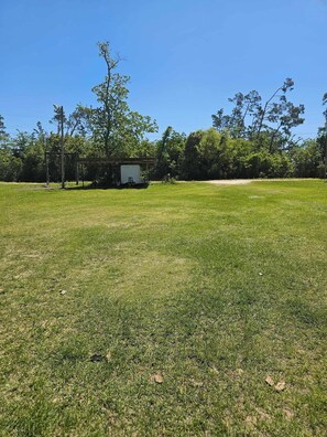 Property grounds - Sleeps 4 RV, !0 mins from PCB private residental safe neighbor big yard (Southport)