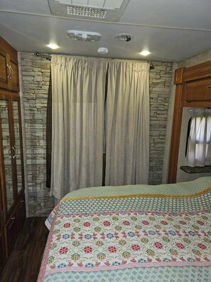2 bedrooms, WiFi, bed sheets - Sleeps 4 RV, !0 mins from PCB private residental safe neighbor big yard (Southport)