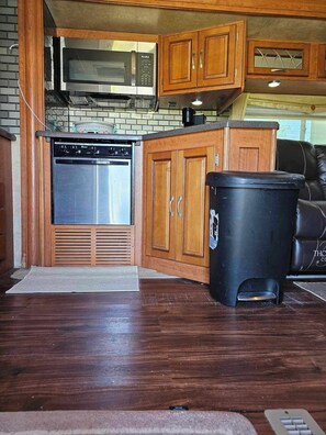 Private kitchen - Sleeps 4 RV, !0 mins from PCB private residental safe neighbor big yard (Southport)