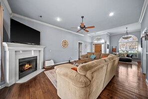 Smart TV, fireplace, table football, ping pong - Yurt Experience In Backyard W/ Hot Tub/Game Room - 10 mins to Walmart AMP (Bentonville)