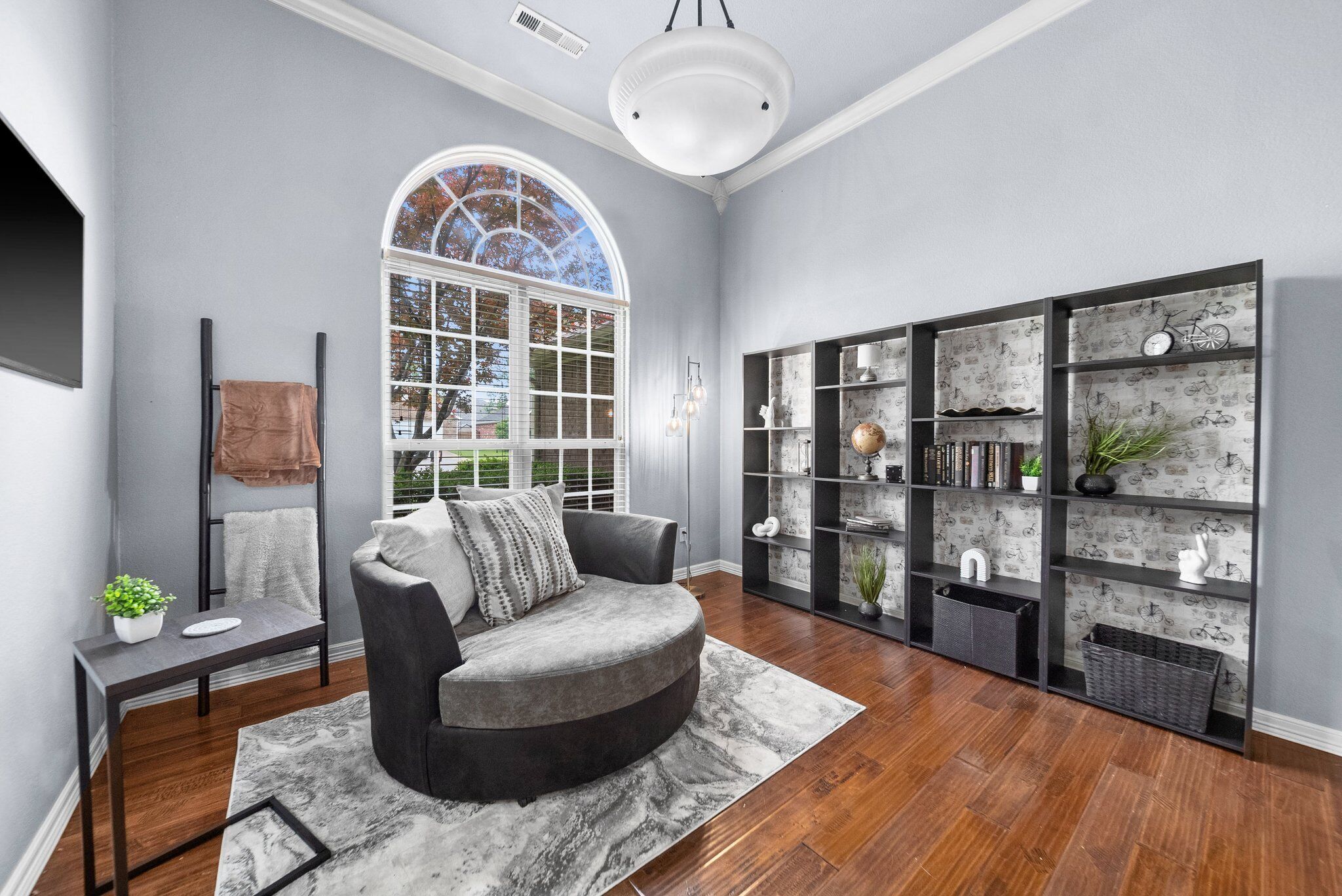 Älytelevisio, takka, pöytäjalkapallopöytä, pöytätennispöytä