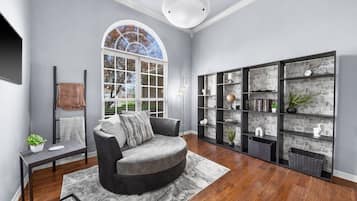 Älytelevisio, takka, pöytäjalkapallopöytä, pöytätennispöytä