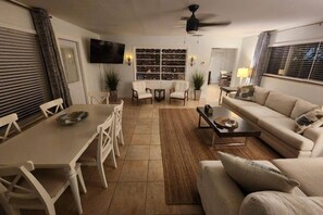 Exterior - The Seaglass Cottage Quick Walk to the Beach, Shops & Cafes, #locationenvy, Dog Friendly! (Singer Island)