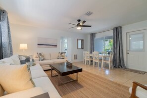 Exterior - The Seaglass Cottage Quick Walk to the Beach, Shops & Cafes, #locationenvy, Dog Friendly! (Singer Island)