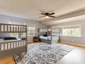 5 bedrooms, iron/ironing board, travel cot, free WiFi - Charming 5 Bedroom Granada Hills House with Pool (Granada Hills)