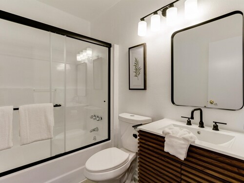 Charming 5 Bedroom Granada Hills House with Pool