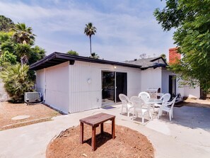 Outdoor dining - Charming 5 Bedroom Granada Hills House with Pool (Granada Hills)