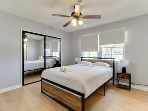 5 bedrooms, iron/ironing board, travel cot, free WiFi - Charming 5 Bedroom Granada Hills House with Pool (Granada Hills)