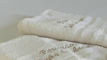 Suite, 1 Doppelbett, eigenes Bad | 1 Schlafzimmer, kostenloses WLAN