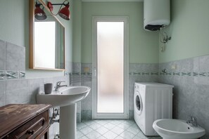 Apartment | Bathroom | Bidet - Studio Calari with terrace by Wonderful Italy (Bologna)