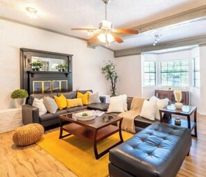 Living area - Peaceful Home-Relaxing Ambiance (Jacksonville)