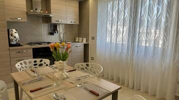 KĂŒhlschrank, Mikrowelle, Ofen, Herdplatte