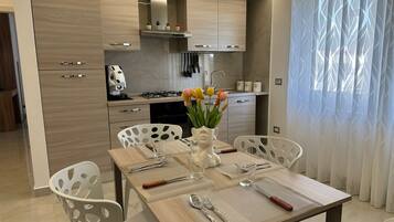 KĂŒhlschrank, Mikrowelle, Ofen, Herdplatte