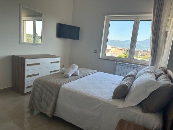 1 Schlafzimmer, Zimmersafe, Schreibtisch, Bügeleisen/Bügelbrett