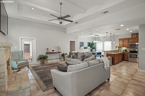 Luxury Living, La Cantera, Six Flags, & Hiking!