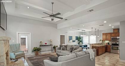 Luxury Living, La Cantera, Six Flags, & Hiking!