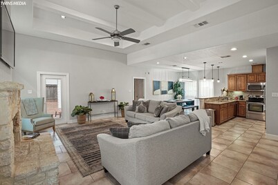 Luxury Living, La Cantera, Six Flags, & Hiking!