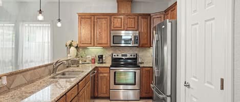 Refrigerador, microondas, horno y parrilla de estufa