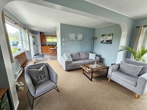 Smart TV, fireplace - 5 Min Walk To Sandy Beach! Fully equipped 3BR Beach Cottage - Pet Friendly! (Stanhope)