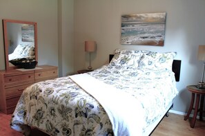 3 bedrooms, iron/ironing board, travel cot, WiFi - 5 Min Walk To Sandy Beach! Fully equipped 3BR Beach Cottage - Pet Friendly! (Stanhope)