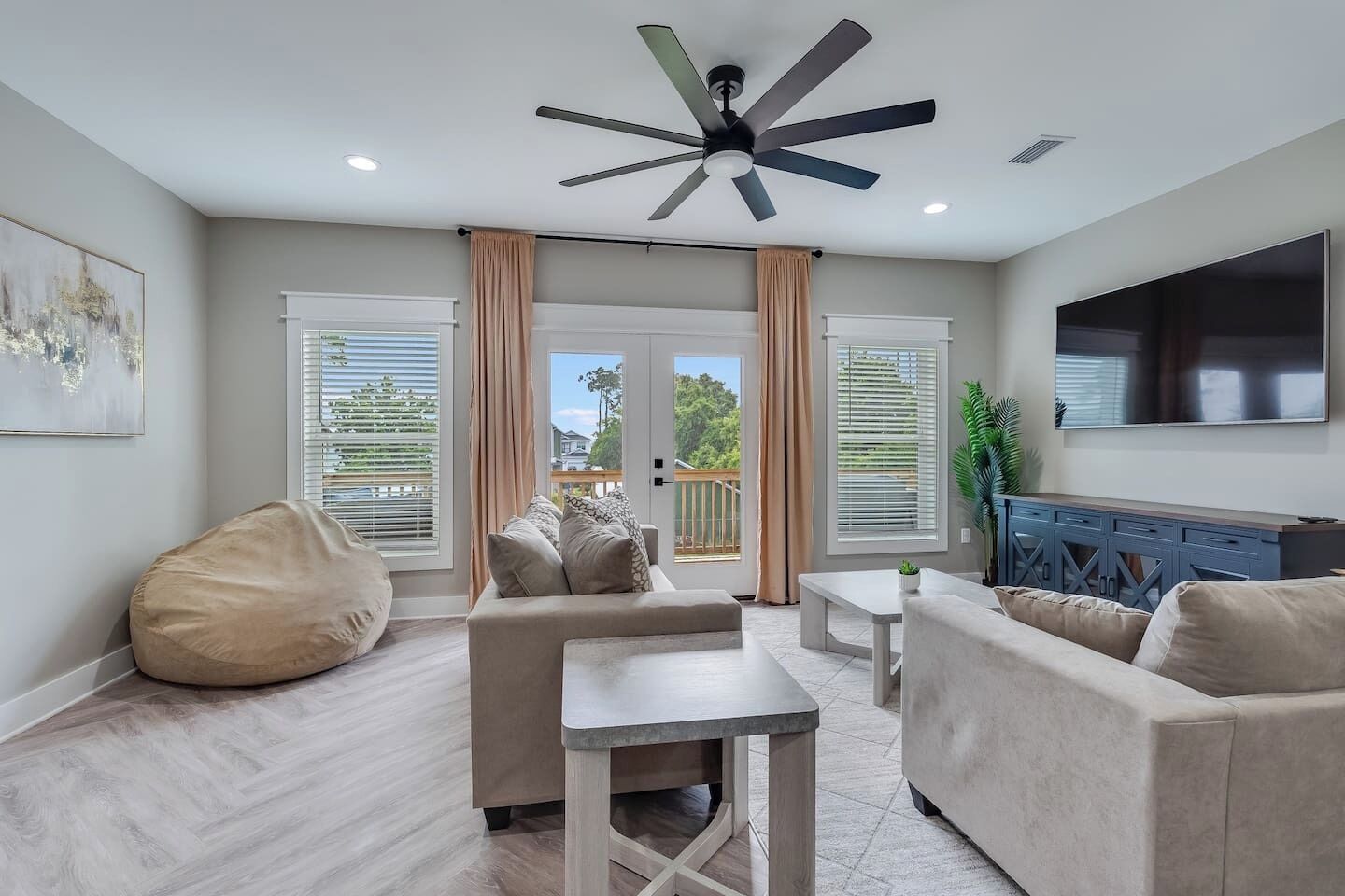 Een televisie, een kantoor en een computerscherm