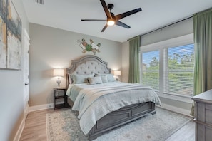 3 bedrooms, desk, iron/ironing board, travel cot - Luxury Retreat near St Andrews (Panama City Beach)