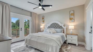 3 soverom, skrivebord, strykejern/-brett og reiseseng for barn