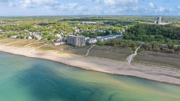 Ubicación cercana a la playa y toallas de playa