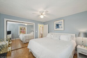 2 bedrooms, in-room safe, WiFi, bed sheets - Beachside Bliss: Steps to Beach + Hot Tub (Michigan City)
