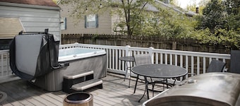 Beachside Bliss: Steps to Beach + Hot Tub