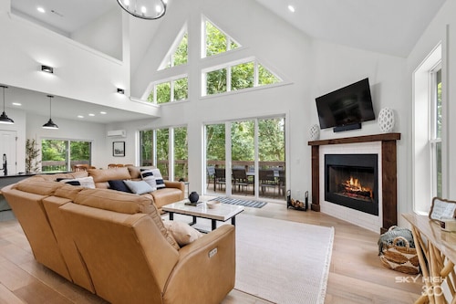 BRAND NEW, 3 STORY LUXURY LAKEHOUSE ON BEAVER LAKE, WITH HOT TUB & FIRE-PIT!