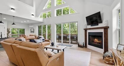 BRAND NEW, 3 STORY LUXURY LAKEHOUSE ON BEAVER LAKE, WITH HOT TUB & FIRE-PIT!