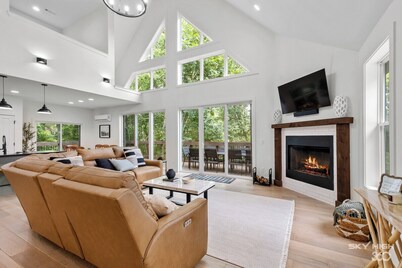 BRAND NEW, 3 STORY LUXURY LAKEHOUSE ON BEAVER LAKE, WITH HOT TUB & FIRE-PIT!