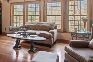 Smart TV, books - Retreat, group vacation, reunion, wedding friendly with amazing view. Sleeps 30 (Manchester)