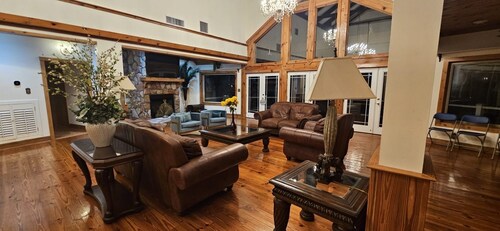 Retreat, group vacation, reunion, wedding friendly with amazing view. Sleeps 30