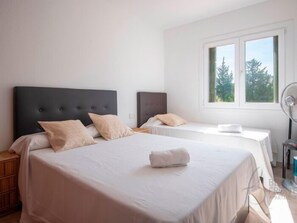 5 soverom, strykejern/-brett, internettilgang og sengetøy