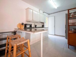 Jääkaappi, mikroaaltouuni, uuni, astianpesukone