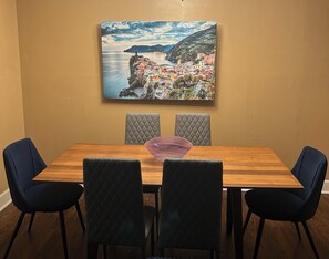 Dining - Cozy Get Away (Atlanta)