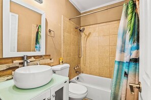 SĂšche-cheveux, serviettes fournies, savon, papier toilette