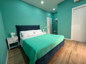 Kamer, privébadkamer | Pillowtop-bedden, een minibar, een bureau, een laptopwerkplek