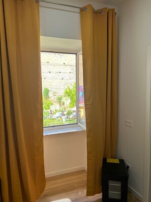 Tweepersoonskamer, niet-roken, privébadkamer | Pillowtop-bedden, een minibar, een bureau, een laptopwerkplek