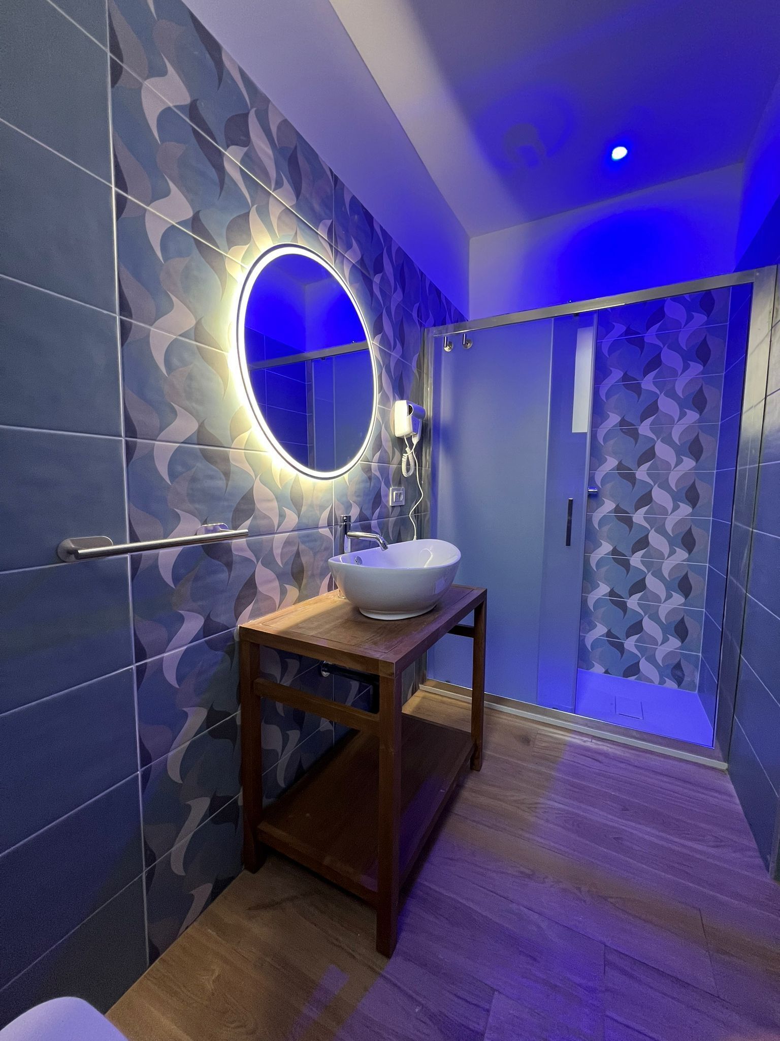 Deluxe Room | Bathroom | Shower, hair dryer, bidet, towels