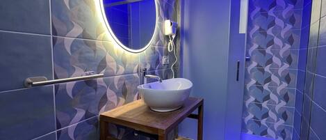 Deluxe Room | Bathroom | Shower, hair dryer, bidet, towels