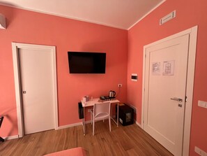 Tweepersoonskamer, en-suite badkamer | Pillowtop-bedden, een minibar, een bureau, een laptopwerkplek