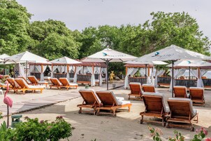 En la playa, arena blanca, camas de playa gratis