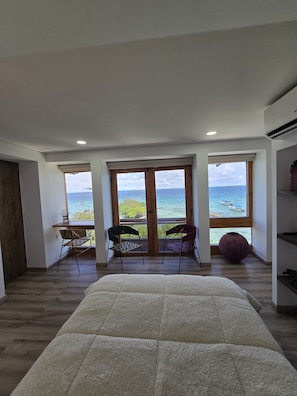 Chambre Junior, 2 chambres, vue mer | Literie de qualité supérieure, minibar, coffres-forts dans les chambres