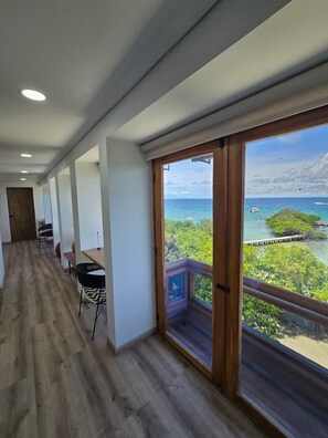 Habitación junior, 2 habitaciones, vista al mar | Ropa de cama de alta calidad y minibar 