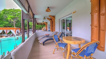 Habitación doble superior, 1 cama Queen size, vista a la alberca | Ropa de cama de alta calidad y minibar