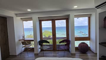 Habitación junior, 2 habitaciones, vistas al mar | Vistas desde el alojamiento